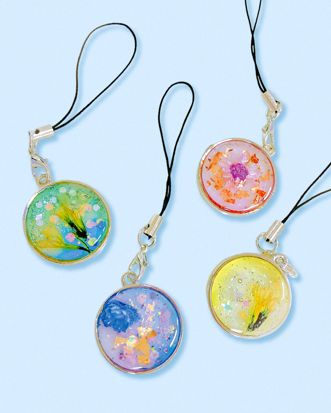 実際に参加者の方が作ったレジンアクセサリー。キラキラでかわいい！