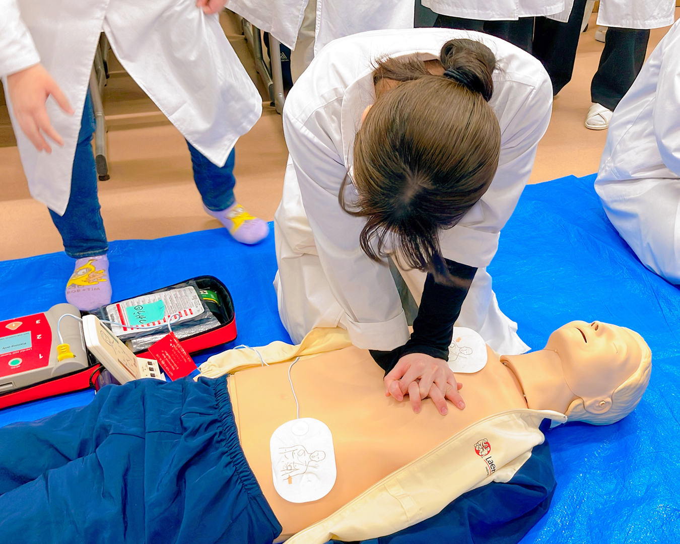 胸骨を圧迫する力加減を確認！
