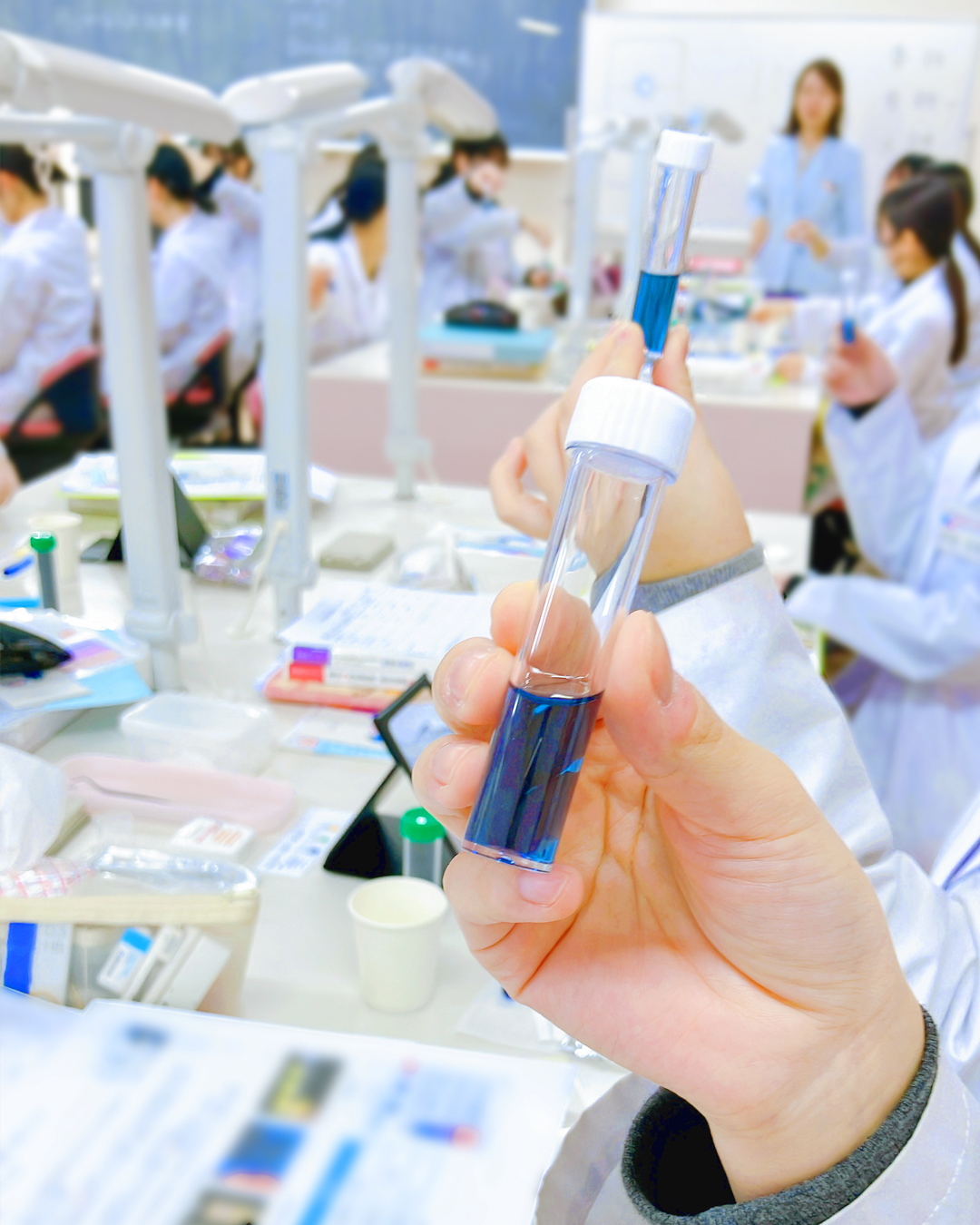 色鮮やかな試験液が科学の実験みたい！