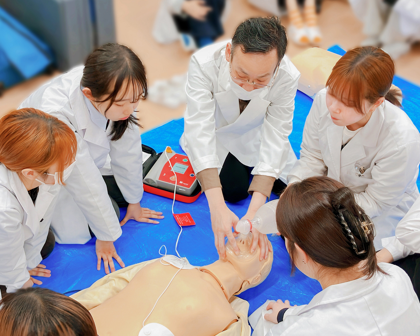 講師の先生にコツを教わっていました！