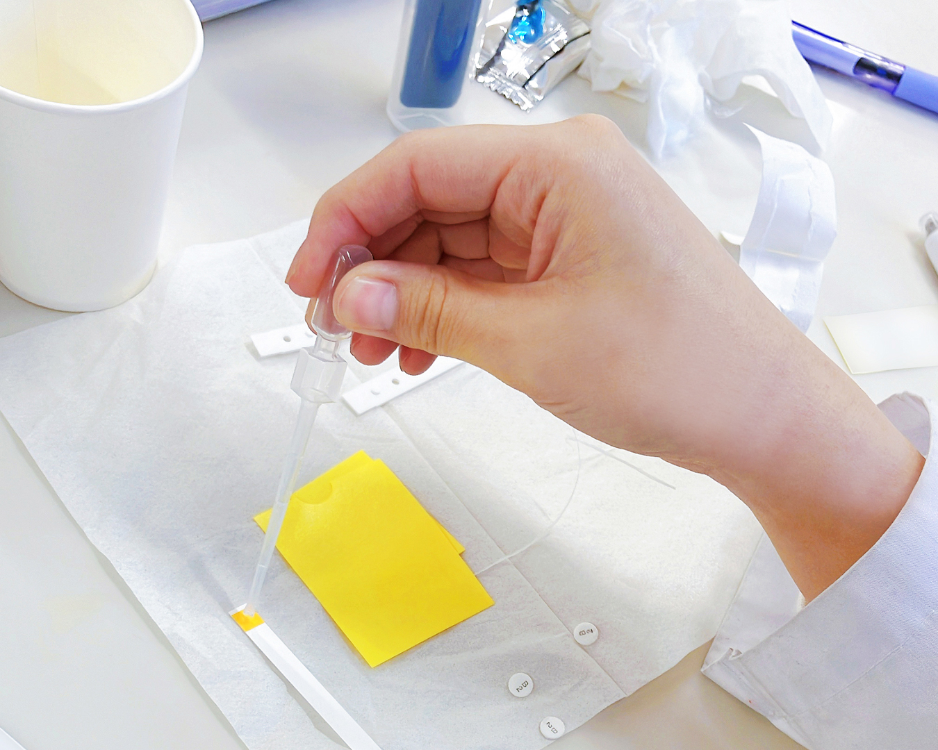 試験紙を使用した唾液の検査も。