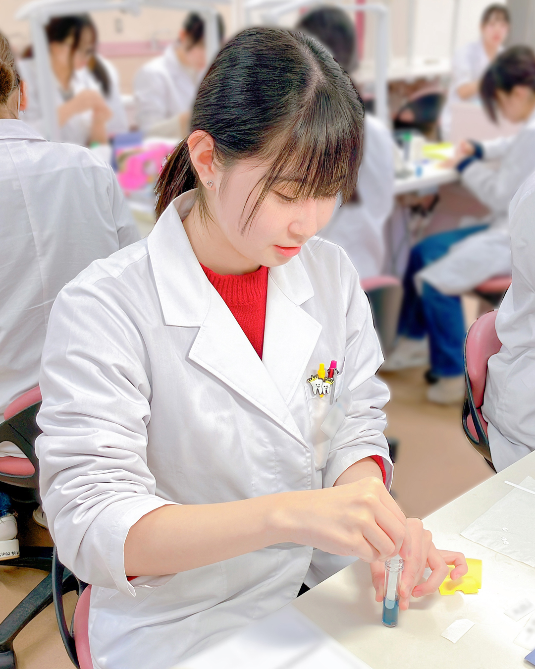 実際に行いながら検査の流れを学んでいます。