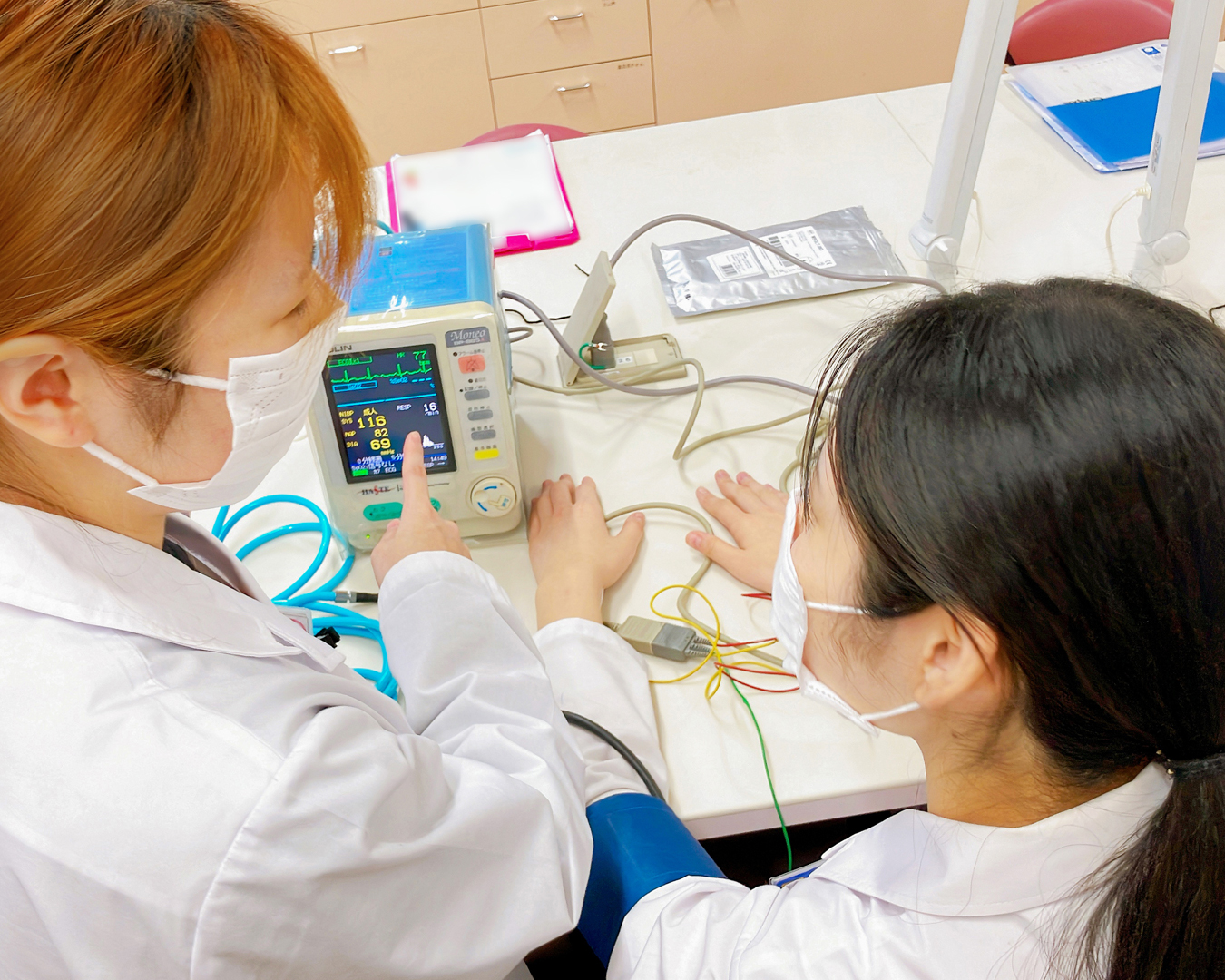 モニタが正常に動いていることを確認しています。