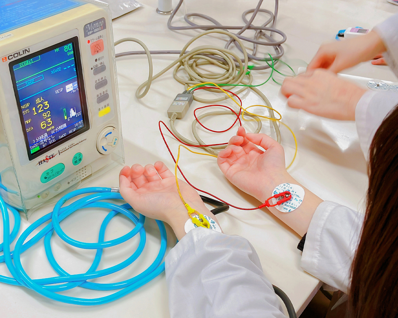 学生同士で生体情報モニタを装着！