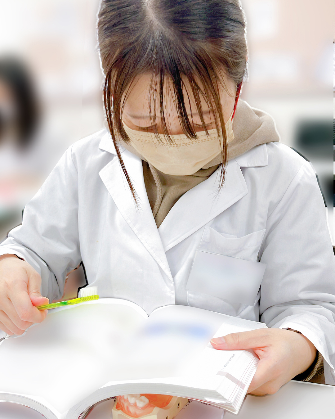 教本を読みながらブラシの角度をチェック！