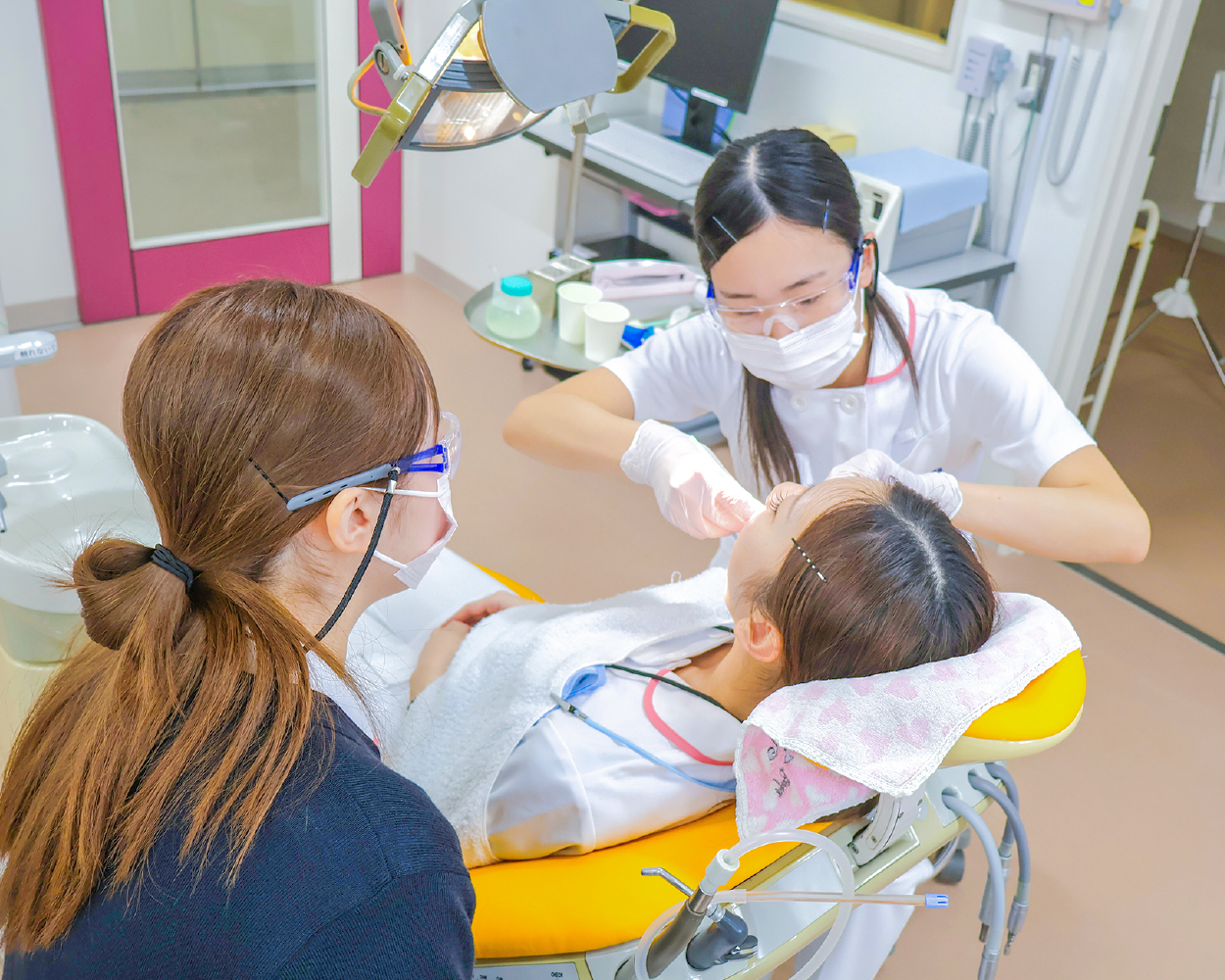 口唇に保湿剤を塗っているところ。