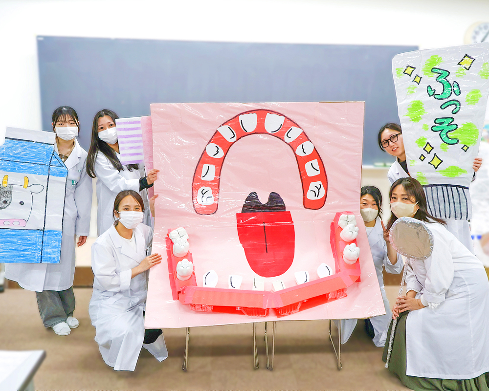 お口の中や、歯ブラシ、お菓子など伝わりやすい媒体を作ります。