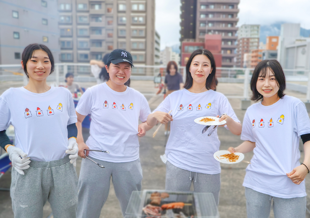 お揃いTシャツで登場した学生たちも♪
