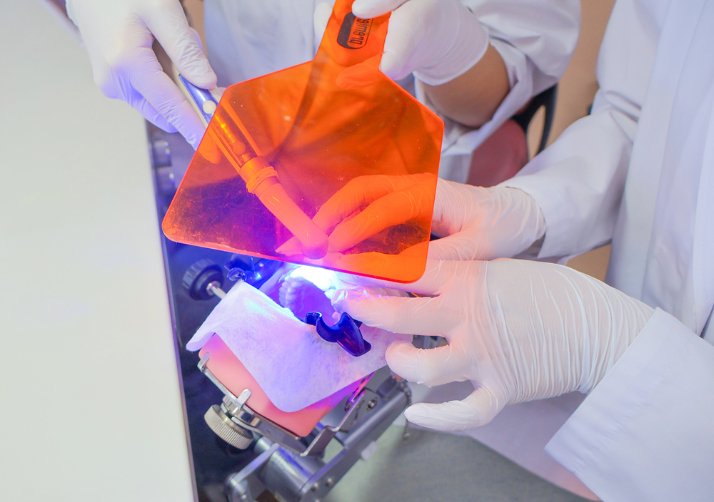 ホワイトニング剤を塗布して、照射器を使用！