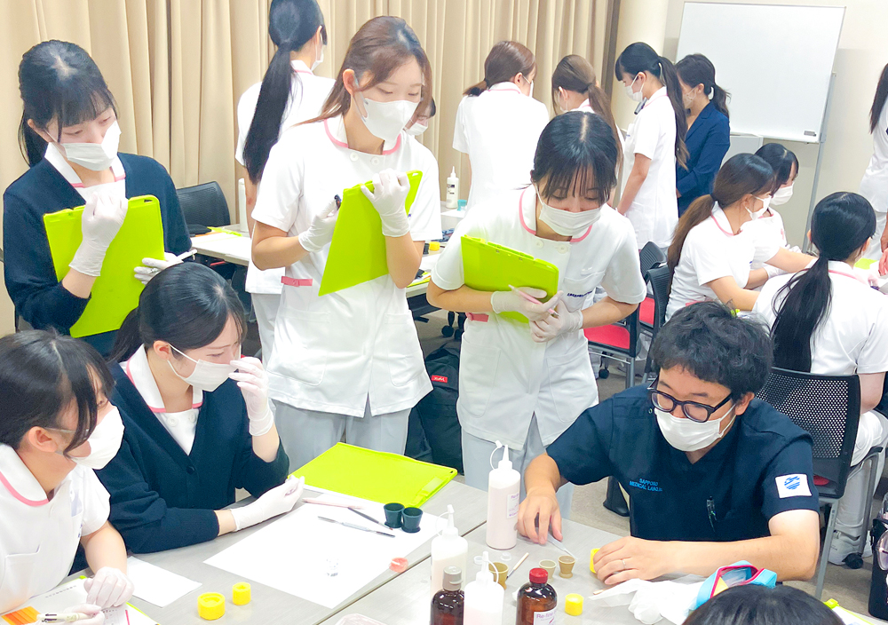 作業の流れを真剣に確認するみんな。