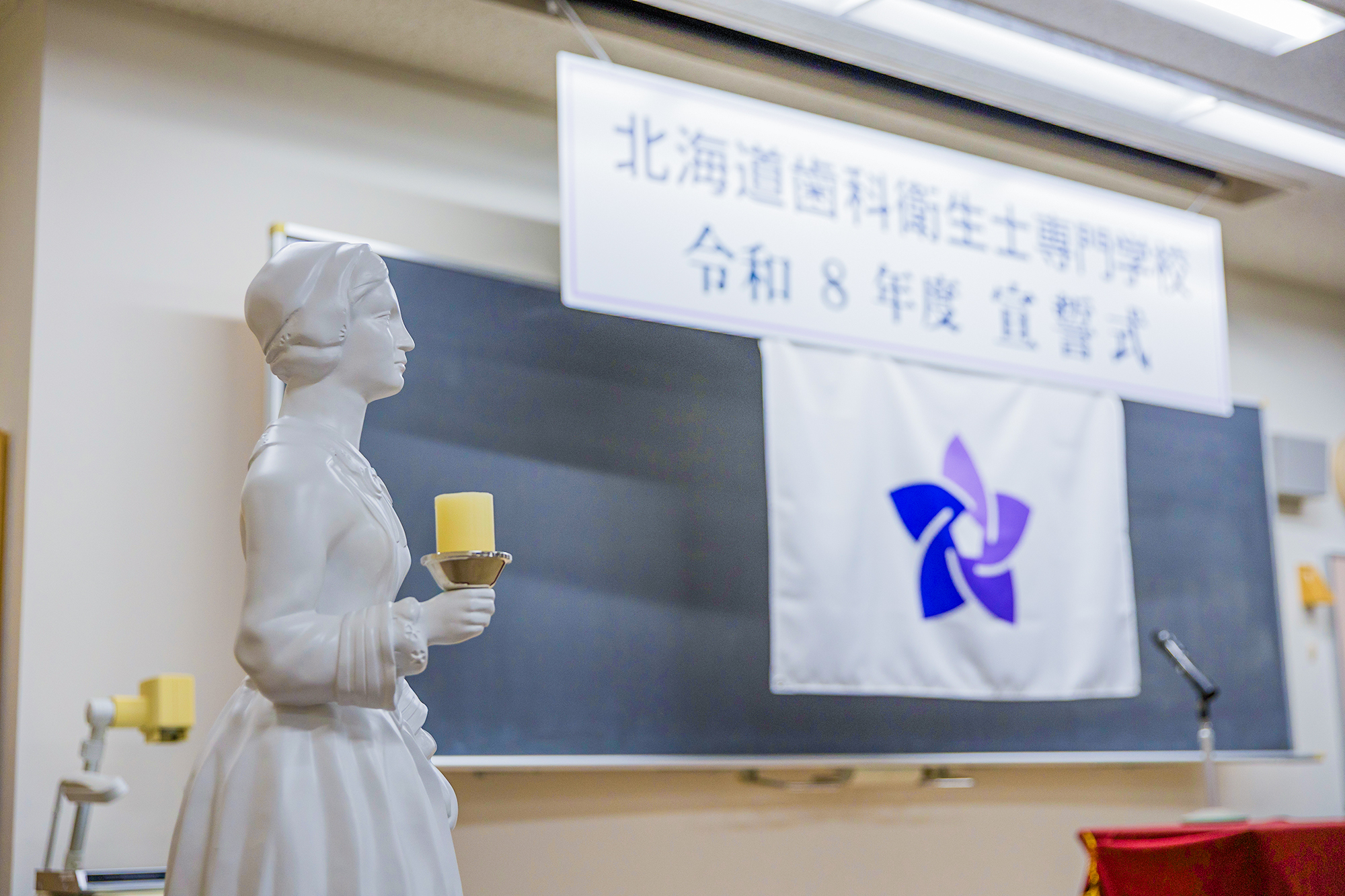 同窓会「北衛会」から寄贈されたナイチンゲール像です。